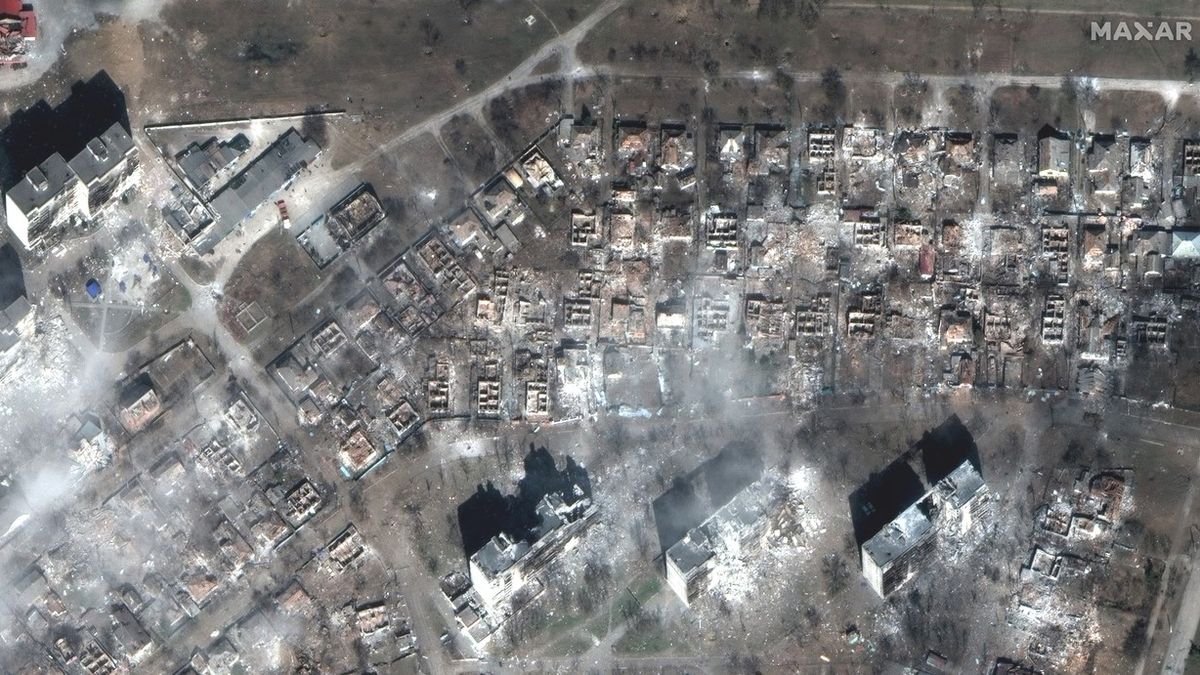 90 procent budov zničeno, tisíce mrtvých. Nové satelitní snímky z Mariupolu